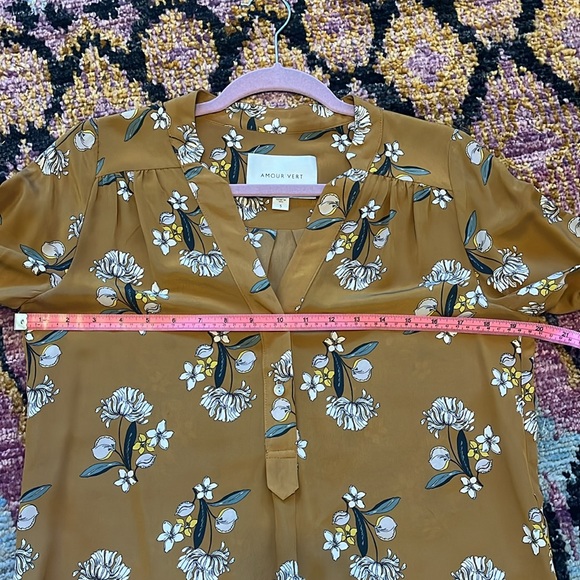 Amour Vert Sustainable Made in USA 100% Silk Mustard Yellow Floral V-Neck Blouse - Picture 7 of 7